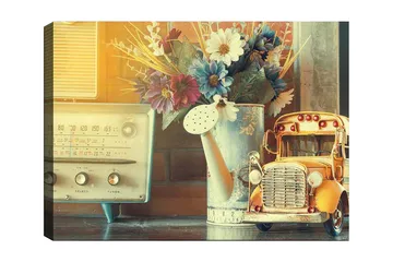 Lerretsbilde 70x100 cm - Nostalgisk stillhet med en gammeldags radio, en vannkanne og en lekebil i et sjarmerende interiør - Gul / Blå / Hvit - Interiør - Maleri & posters - Lerretsbilder