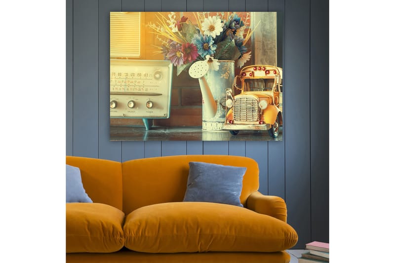 Lerretsbilde 70x100 cm - Nostalgisk stillhet med en gammeldags radio, en vannkanne og en lekebil i et sjarmerende interiør - Gul / Blå / Hvit - Interiør - Maleri & posters - Lerretsbilder
