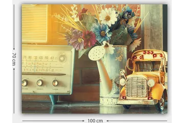 Lerretsbilde 70x100 cm - Nostalgisk stillhet med en gammeldags radio, en vannkanne og en lekebil i et sjarmerende interiør - Gul / Blå / Hvit - Interiør - Maleri & posters - Lerretsbilder