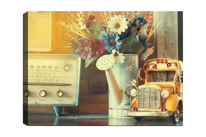 Lerretsbilde 70x100 cm - Nostalgisk stillhet med en gammeldags radio, en vannkanne og en lekebil i et sjarmerende interiør, Gul / Blå / Hvit