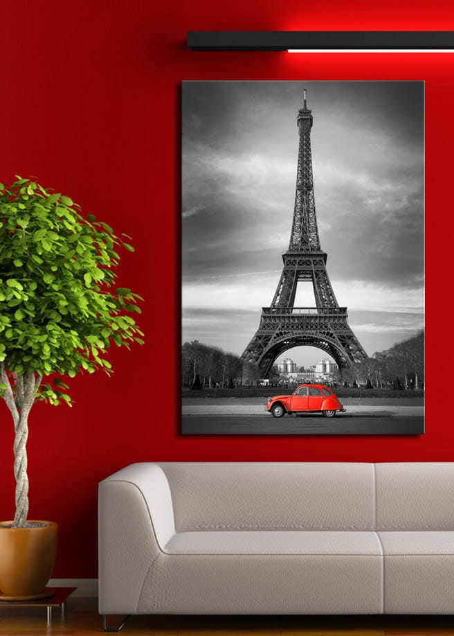 Lerretsbilde 70x100 cm - Rød bil foran Eiffeltårnet i svart-hvitt - Rød / Svart / Grå - Interiør - Maleri & posters - Lerretsbilder