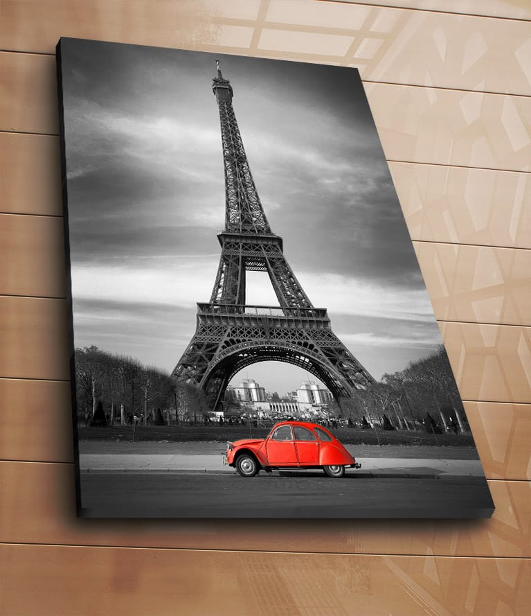 Lerretsbilde 70x100 cm - Rød bil foran Eiffeltårnet i svart-hvitt - Rød / Svart / Grå - Interiør - Maleri & posters - Lerretsbilder