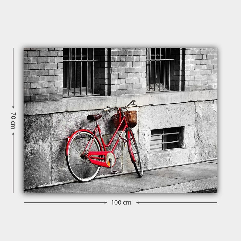 Lerretsbilde 70x100 cm - Rød sykkel lent mot en grå vegg i et urbant miljø - Rød / Grå - Interiør - Maleri & posters - Lerretsbilder
