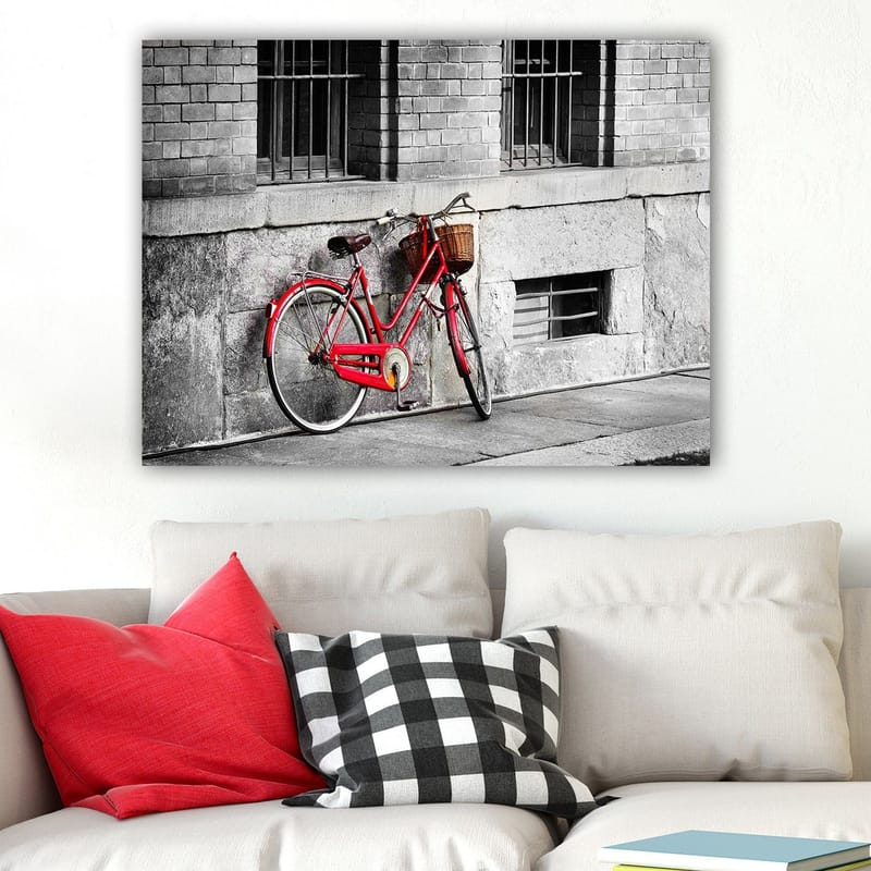 Lerretsbilde 70x100 cm - Rød sykkel lent mot en grå vegg i et urbant miljø - Rød / Grå - Interiør - Maleri & posters - Lerretsbilder