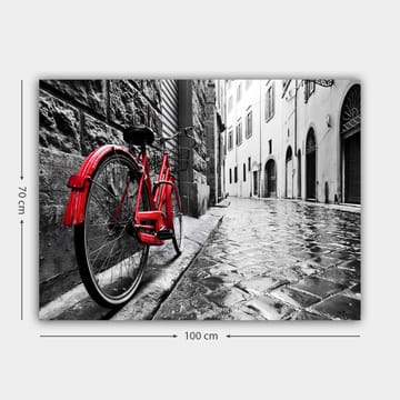 Lerretsbilde 70x100 cm - Rød sykkel lent mot en vegg i et svart-hvitt bymiljø - Rød / Svart / Grå - Interiør - Maleri & posters - Lerretsbilder