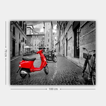 Lerretsbilde 70x100 cm - Røde sparkesykkelstativer i et svart-hvitt bymiljø med brosteinsgater og bygninger - Rød / Svart / Grå - Interiør - Maleri & posters - Lerretsbilder