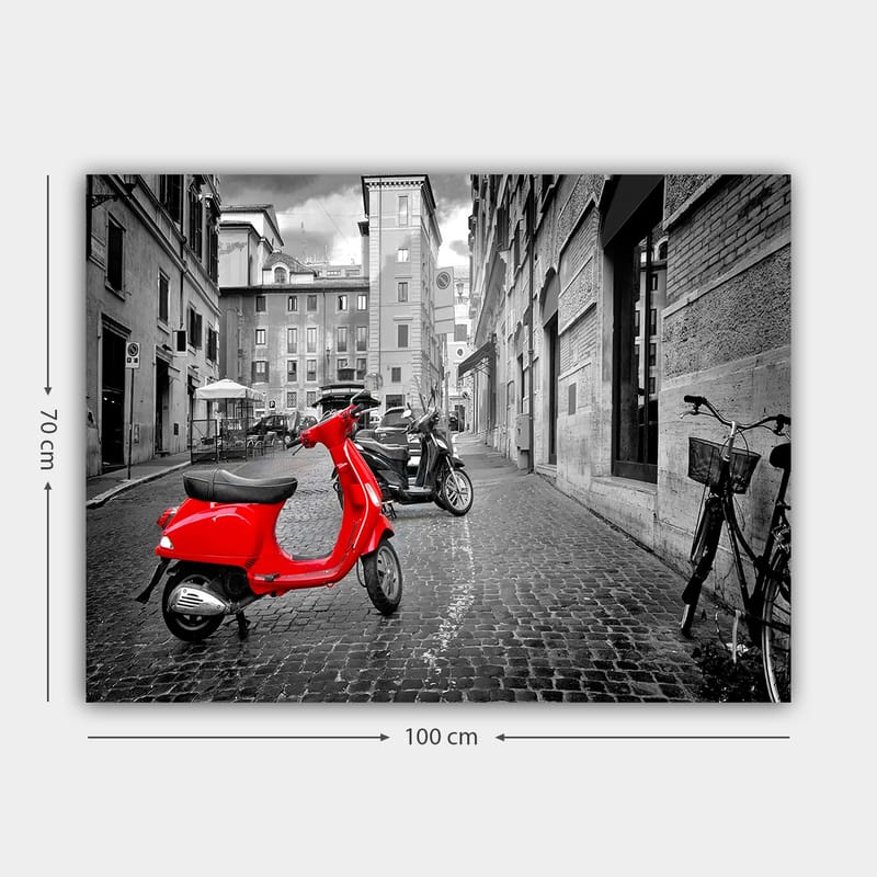 Lerretsbilde 70x100 cm - Røde sparkesykkelstativer i et svart-hvitt bymiljø med brosteinsgater og bygninger - Rød / Svart / Grå - Interiør - Maleri & posters - Lerretsbilder