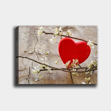 Lerretsbilde 70x100 cm - Rødt hjerte omgitt av blomster på en treflate - Rød / Hvit - Interiør - Maleri & posters - Lerretsbilder