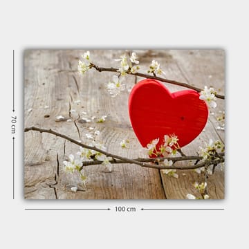 Lerretsbilde 70x100 cm - Rødt hjerte omgitt av blomster på en treflate - Rød / Hvit - Interiør - Maleri & posters - Lerretsbilder