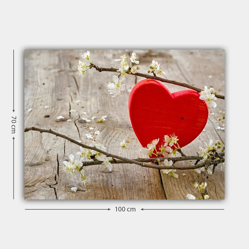 Lerretsbilde 70x100 cm - Rødt hjerte omgitt av blomster på en treflate - Rød / Hvit - Interiør - Maleri & posters - Lerretsbilder