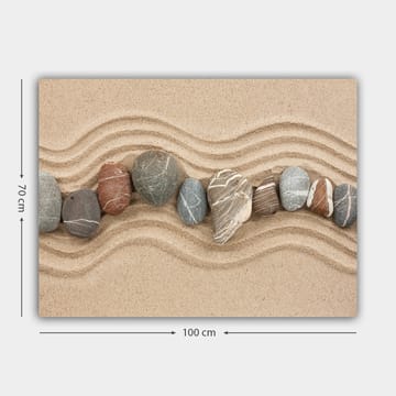 Lerretsbilde 70x100 cm - Rad med glatte steiner plassert på en sandoverflate med bølgete mønstre - Sandbeige / Grå / Rødbrun - Interiør - Maleri & posters - Lerretsbilder