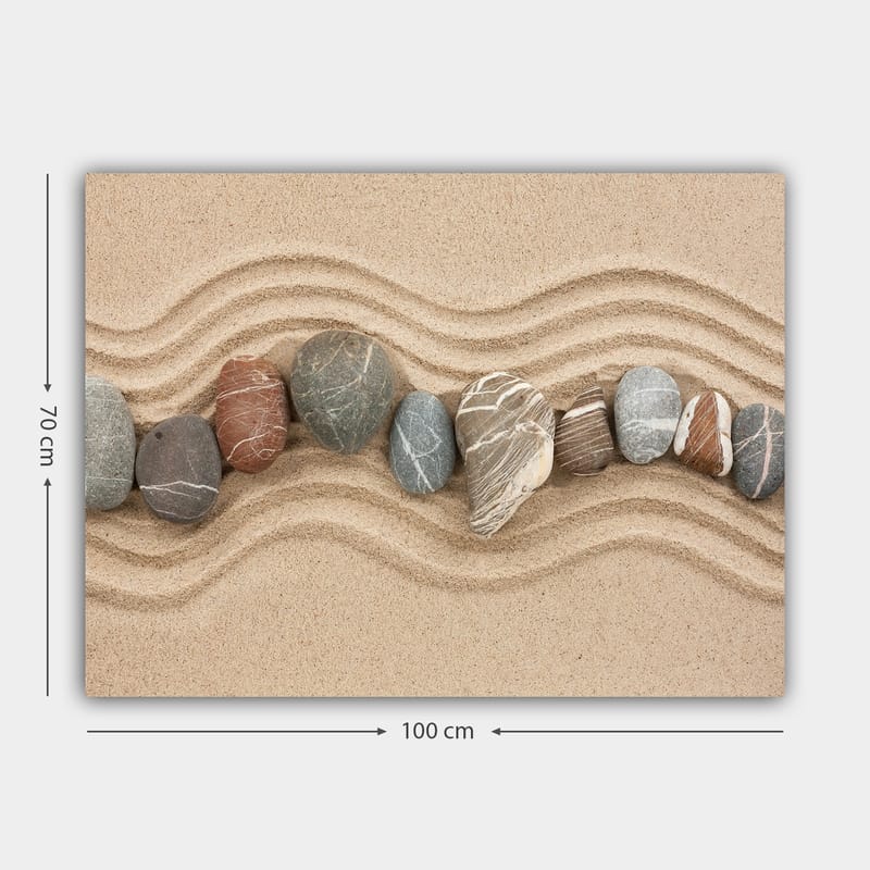 Lerretsbilde 70x100 cm - Rad med glatte steiner plassert på en sandoverflate med bølgete mønstre - Sandbeige / Grå / Rødbrun - Interiør - Maleri & posters - Lerretsbilder