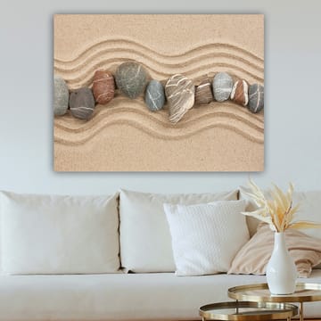 Lerretsbilde 70x100 cm - Rad med glatte steiner plassert på en sandoverflate med bølgete mønstre - Sandbeige / Grå / Rødbrun - Interiør - Maleri & posters - Lerretsbilder
