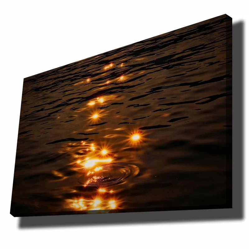 Lerretsbilde 70x100 cm - Refleksjoner av sollys på en stille vannoverflate, Gull / Mørk brun