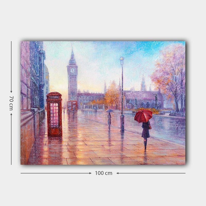 Lerretsbilde 70x100 cm - Regnfullt bybilde med en rød telefonkiosk og en person med en rød paraply som går langs en våt gate - Rød / Blå / Oransje - Interiør - Maleri & posters - Lerretsbilder