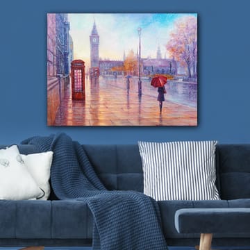 Lerretsbilde 70x100 cm - Regnfullt bybilde med en rød telefonkiosk og en person med en rød paraply som går langs en våt gate - Rød / Blå / Oransje - Interiør - Maleri & posters - Lerretsbilder