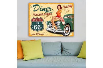 Lerretsbilde 70x100 cm - Retroinspirert maleri med en kvinne i en rød kjole med hvite prikker som sitter på en veteranbil på en diner - Rød / Grønn / Beige - Interiør - Maleri & posters - Lerretsbilder