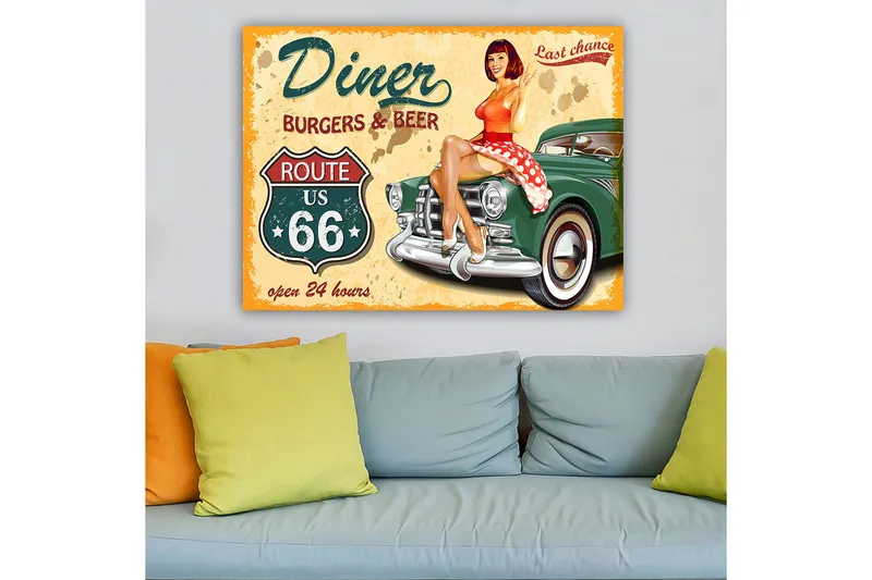 Lerretsbilde 70x100 cm - Retroinspirert maleri med en kvinne i en rød kjole med hvite prikker som sitter på en veteranbil på en diner - Rød / Grønn / Beige - Interiør - Maleri & posters - Lerretsbilder