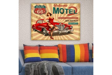 Lerretsbilde 70x100 cm - Retroinspirert plakat med en kvinne i rød kjole som poserer ved en klassisk rød bil - Rød / Svart / Beige - Interiør - Maleri & posters - Lerretsbilder