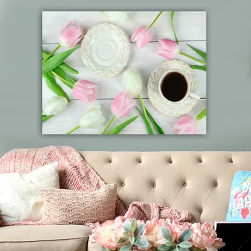 Lerretsbilde 70x100 cm - Rolig borddekking med en kopp kaffe og tulipaner i rosa og hvitt - Rosa / Hvit / Grønn - Interiør - Maleri & posters - Lerretsbilder