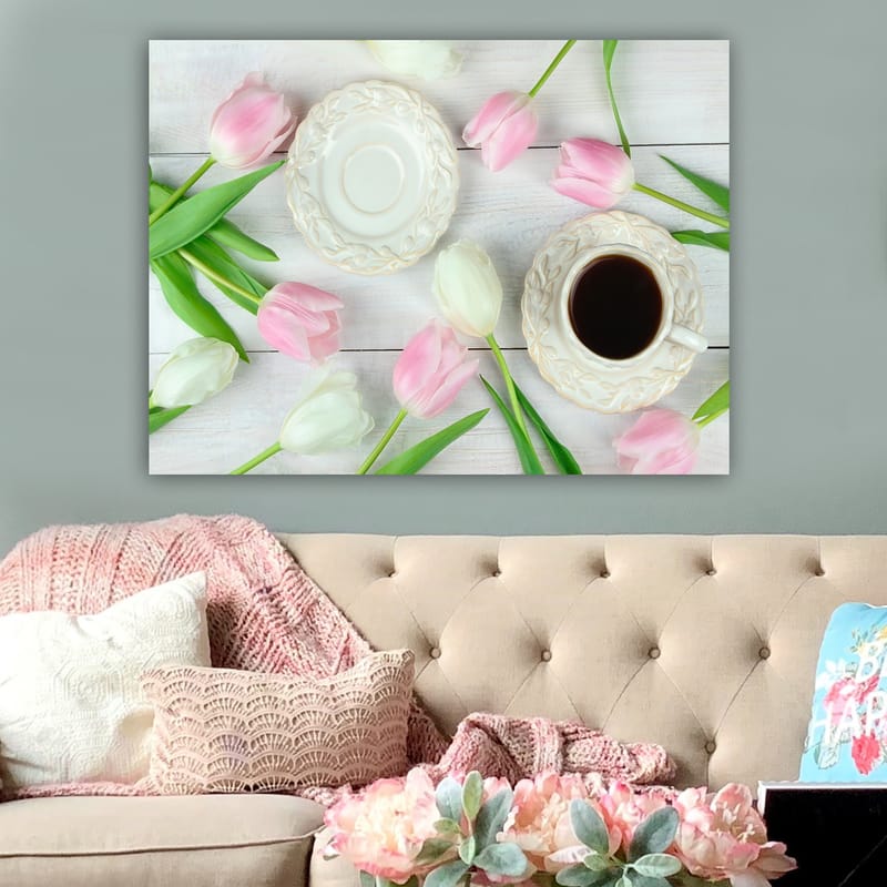 Lerretsbilde 70x100 cm - Rolig borddekking med en kopp kaffe og tulipaner i rosa og hvitt - Rosa / Hvit / Grønn - Interiør - Maleri & posters - Lerretsbilder