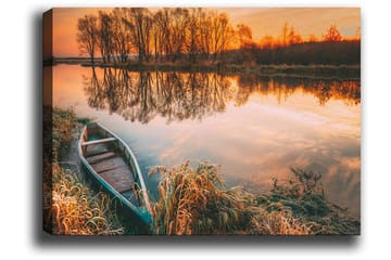Lerretsbilde 70x100 cm - Rolig innsjø med båt på bredden i en vakker solnedgang - Oransje / Grønn / Brun - Interiør - Maleri & posters - Lerretsbilder