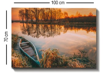 Lerretsbilde 70x100 cm - Rolig innsjø med båt på bredden i en vakker solnedgang - Oransje / Grønn / Brun - Interiør - Maleri & posters - Lerretsbilder
