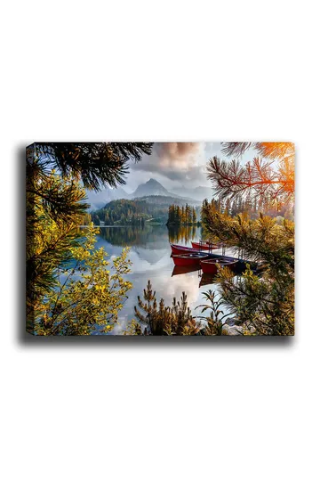 Lerretsbilde 70x100 cm - Rolig innsjø med en rød båt ved en trebrygge, omgitt av frodige trær og fjerne fjell - Grønn / Rød / Blå - Interiør - Maleri & posters - Lerretsbilder