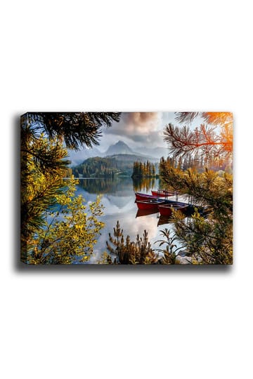 Lerretsbilde 70x100 cm - Rolig innsjø med en rød båt ved en trebrygge, omgitt av frodige trær og fjerne fjell - Grønn / Rød / Blå - Interiør - Maleri & posters - Lerretsbilder