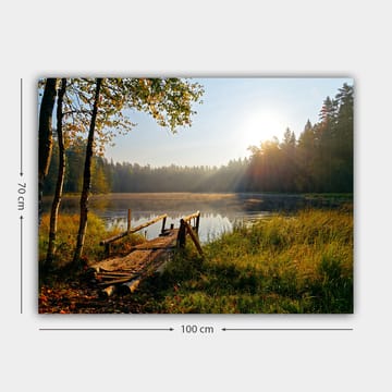 Lerretsbilde 70x100 cm - Rolig innsjø med en trebro omgitt av frodige trær og morgensolens stråler - Grønn / Brun / Gul - Interiør - Maleri & posters - Lerretsbilder