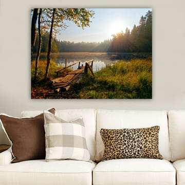 Lerretsbilde 70x100 cm - Rolig innsjø med en trebro omgitt av frodige trær og morgensolens stråler - Grønn / Brun / Gul - Interiør - Maleri & posters - Lerretsbilder