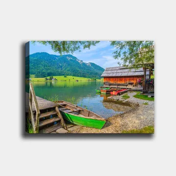 Lerretsbilde 70x100 cm - Rolig innsjø med fargerike båter ved en trebrygge og omkringliggende grønne fjell - Grønn / Blå / Brun - Interiør - Maleri & posters - Lerretsbilder