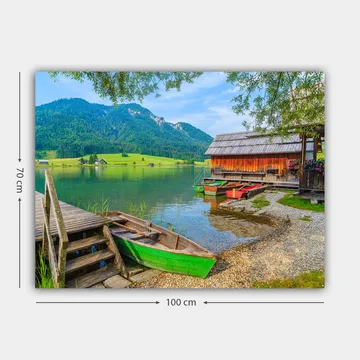 Lerretsbilde 70x100 cm - Rolig innsjø med fargerike båter ved en trebrygge og omkringliggende grønne fjell - Grønn / Blå / Brun - Interiør - Maleri & posters - Lerretsbilder