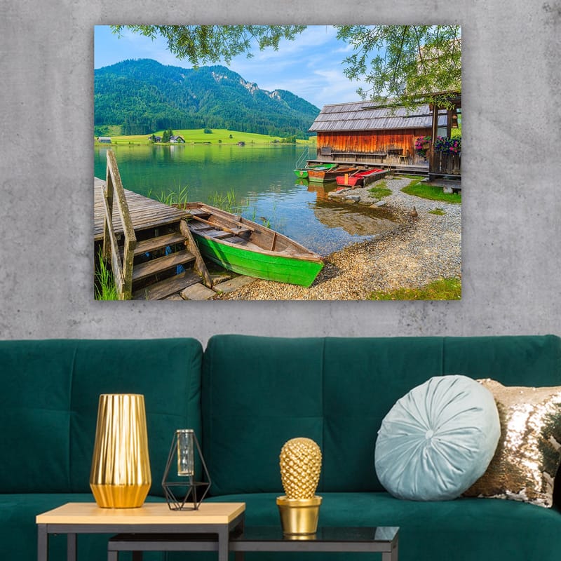 Lerretsbilde 70x100 cm - Rolig innsjø med fargerike båter ved en trebrygge og omkringliggende grønne fjell - Grønn / Blå / Brun - Interiør - Maleri & posters - Lerretsbilder