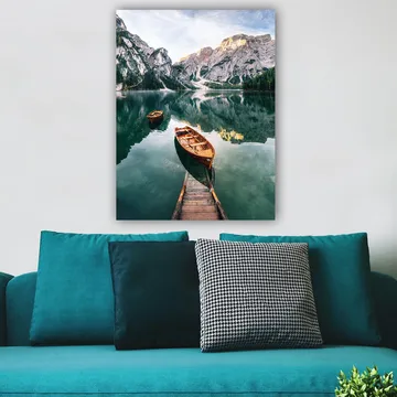 Lerretsbilde 70x100 cm - Rolig innsjø med to trebåter omgitt av majestetiske fjell og frodig skog - Grønn / Brun / Blå - Interiør - Maleri & posters - Lerretsbilder