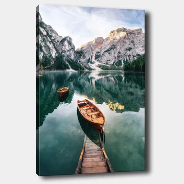 Lerretsbilde 70x100 cm - Rolig innsjø med to trebåter omgitt av majestetiske fjell og frodig skog - Grønn / Brun / Blå - Interiør - Maleri & posters - Lerretsbilder