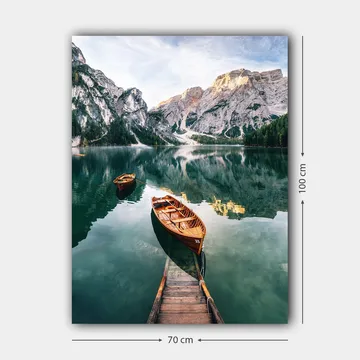 Lerretsbilde 70x100 cm - Rolig innsjø med to trebåter omgitt av majestetiske fjell og frodig skog - Grønn / Brun / Blå - Interiør - Maleri & posters - Lerretsbilder