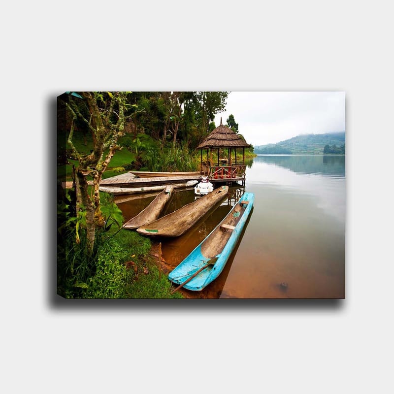 Lerretsbilde 70x100 cm - Rolig innsjø med tradisjonelle kanoer og en paviljong omgitt av grøntområder, Blå / Brun / Grønn