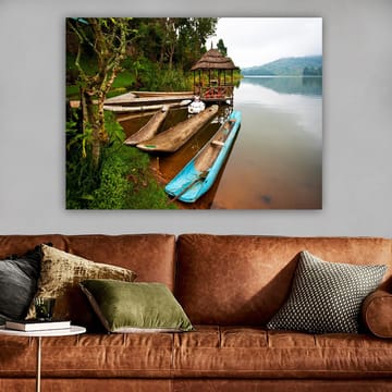 Lerretsbilde 70x100 cm - Rolig innsjø med tradisjonelle kanoer og en paviljong omgitt av grøntområder - Blå / Brun / Grønn - Interiør - Maleri & posters - Lerretsbilder