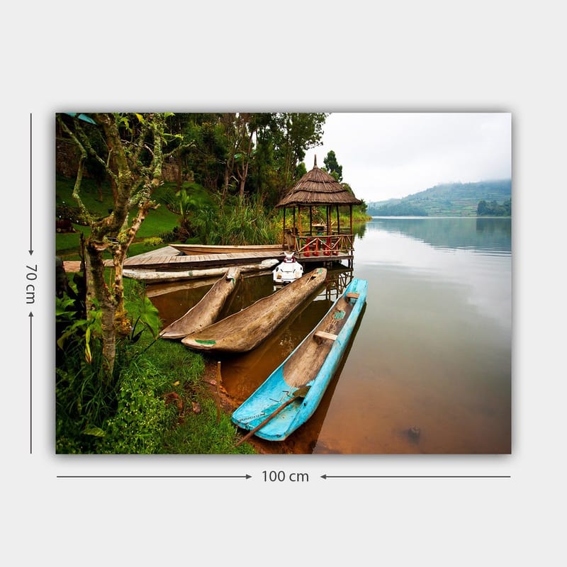 Lerretsbilde 70x100 cm - Rolig innsjø med tradisjonelle kanoer og en paviljong omgitt av grøntområder - Blå / Brun / Grønn - Interiør - Maleri & posters - Lerretsbilder