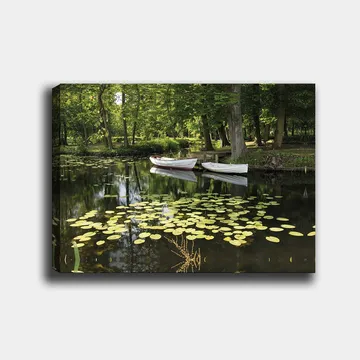 Lerretsbilde 70x100 cm - Rolig innsjø med vannliljer og to hvite båter som flyter på overflaten - Grønn / Gul / Hvit - Interiør - Maleri & posters - Lerretsbilder