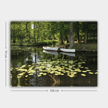 Lerretsbilde 70x100 cm - Rolig innsjø med vannliljer og to hvite båter som flyter på overflaten - Grønn / Gul / Hvit - Interiør - Maleri & posters - Lerretsbilder