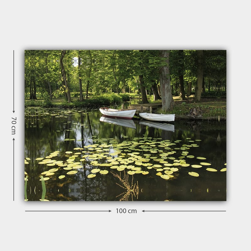 Lerretsbilde 70x100 cm - Rolig innsjø med vannliljer og to hvite båter som flyter på overflaten - Grønn / Gul / Hvit - Interiør - Maleri & posters - Lerretsbilder