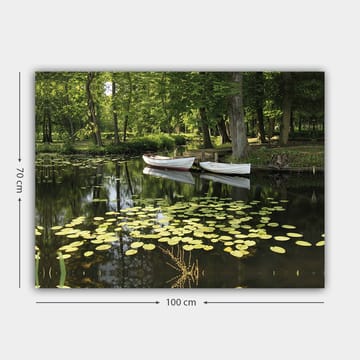 Lerretsbilde 70x100 cm - Rolig innsjø med vannliljer og to hvite båter som flyter på overflaten - Grønn / Gul / Hvit - Interiør - Maleri & posters - Lerretsbilder