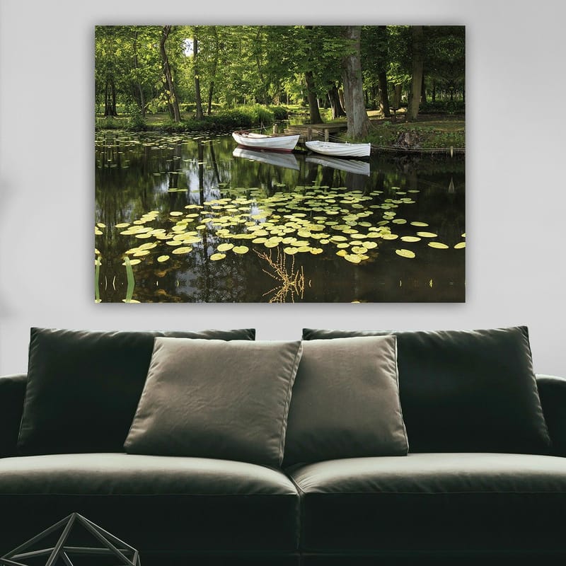 Lerretsbilde 70x100 cm - Rolig innsjø med vannliljer og to hvite båter som flyter på overflaten - Grønn / Gul / Hvit - Interiør - Maleri & posters - Lerretsbilder