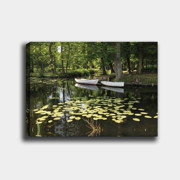 Lerretsbilde 70x100 cm - Rolig innsjø med vannliljer og to hvite båter som flyter på overflaten - Grønn / Gul / Hvit - Interiør - Maleri & posters - Lerretsbilder
