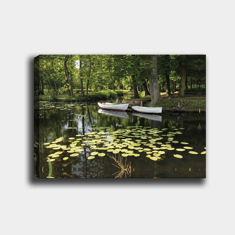Lerretsbilde 70x100 cm - Rolig innsjø med vannliljer og to hvite båter som flyter på overflaten, Grønn / Gul / Hvit