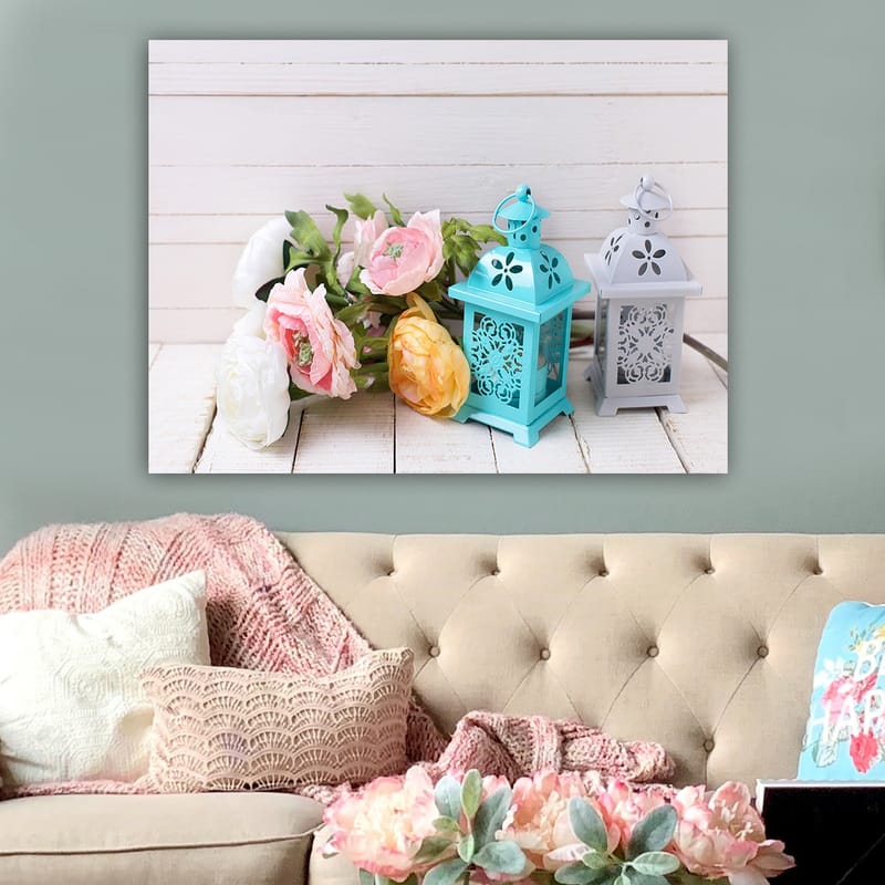 Lerretsbilde 70x100 cm - Rolig komposisjon av blomster og lykter i pastellfarger - Lys blå / Rosa / Gul - Interiør - Maleri & posters - Lerretsbilder
