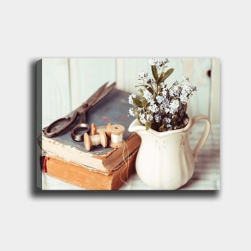 Lerretsbilde 70x100 cm - Rolig komposisjon av en mugge med blomster, en bok og syverktøy - Lys blå / Beige / Grønn - Interiør - Maleri & posters - Lerretsbilder