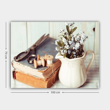 Lerretsbilde 70x100 cm - Rolig komposisjon av en mugge med blomster, en bok og syverktøy - Lys blå / Beige / Grønn - Interiør - Maleri & posters - Lerretsbilder